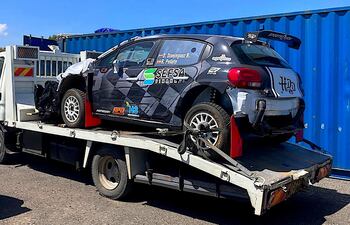 Así quedó el livery en el Citroën C3 Rally2 de Diego Domínguez Bejarano y Rogelio Peñate, con los colores blanco y negro en los costados, y el detalle de una bandera a cuadros.