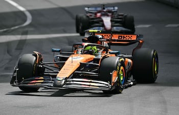El piloto de McLaren Lando Norris (25 años) cruzó la meta por delante del local Charles Leclerc (27), de Ferrari.