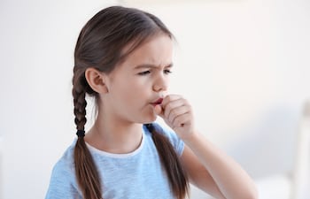 Niña con tos.