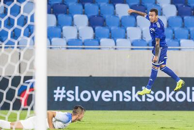 Romero Gamarra suspendido en el aire en su celebración de gol.