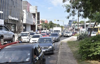 Cierre de Eusebio Ayala por obras del desagüe pluvial del Abasto generaron caos vehicular.