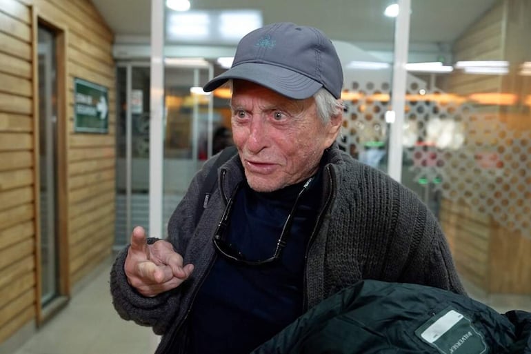 El actor y productor de cine estadounidense Michael Douglas llega al aeropuerto Presidente Carlos Ibáñez del Campo, para su viaje con destino a la Antártida, este miércoles en Punta Arenas (Chile). 