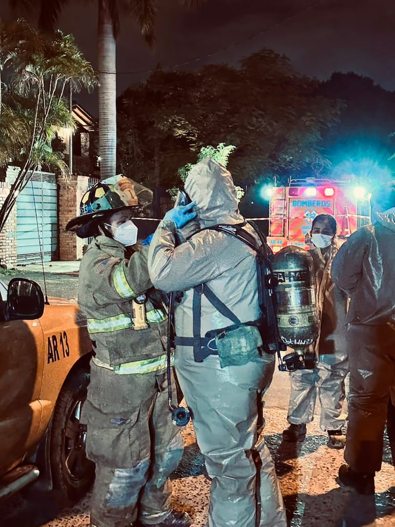 Los bomberos voluntarios usaron trajes especiales para realizar el trabajo de contención del derrame del químico.