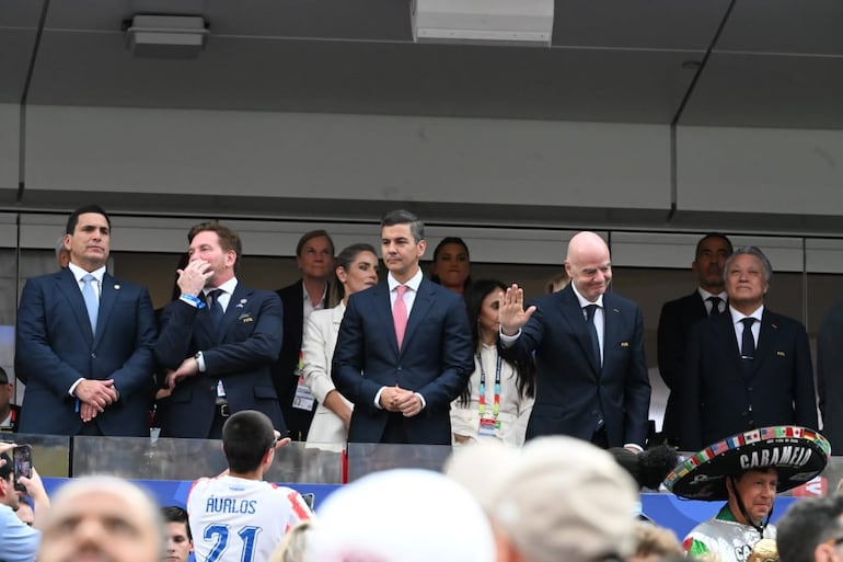 El presidente Santiago Peña (c), junto a autoridades del fútbol internacional, entre ellas el presidente de la FIFA, Gianni Infantino; el titular de la APF, Robert Harrison, y el presidente de la CONMEBOL, Alejandro Domínguez.