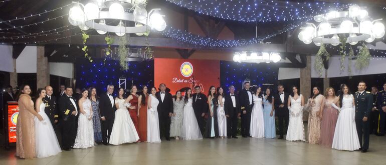 Las nueve debutantes del Centro Militar Naval y Aeronáutico junto a sus respectivos padres durante la gala, que fue ofrecida por la comisión directiva del Cemina.