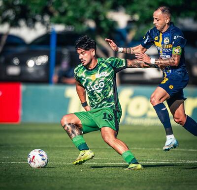 El volante ofensivo de Libertad, Jorge "Pollo" Recalde maneja el esférico ante la marca del mediocampista de Trinidense, Luis de la Cruz.