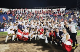 El plantel de jugadores, componentes del cuerpo técnico, integrantes de la Comisión Directiva y miembros del staff de General Caballero de Juan León Mallorquín, celebran el título de la Copa Paraguay.