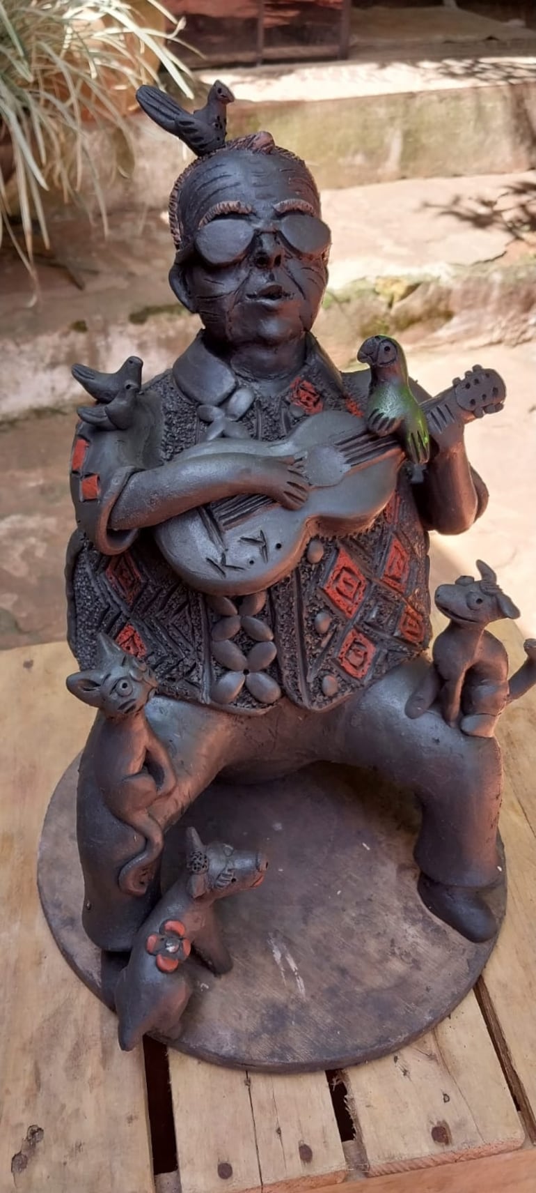 Obra artesanal de homenaje a Quemil Yambay.