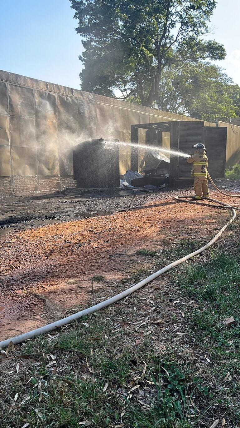 Los bomberos voluntarios lograron sofocar el fuego al instante y evitar su propagación a la planta industrial.