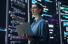 Una mujer programadora.