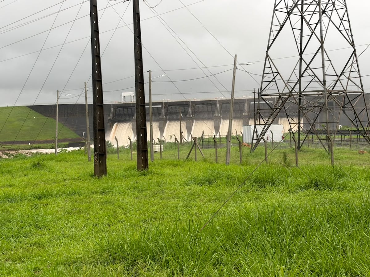 ANDE abre las compuertas de Acaray y la presa de Yguazú: pide no acercarse al río ANDE abre las compuertas de Acaray y la presa de Yguazú: pide no acercarse al río