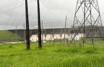 Apertura de las compuertas de la Central Hidroeléctrica Acaray.