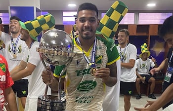 El zaguero-lateral Héctor David Martínez con la Copa Sudamericana conquistada con Defensa y Justicia del fútbol argentino.