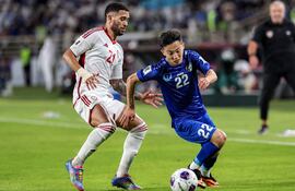 El delantero de los Emiratos Árabes Unidos, Luanzinho (21), disputa el balón con el centrocampista de Uzbekistán, Abbosbek Fayzullaev (22), durante el partido de fútbol clasificatorio asiático para la Copa Mundial de la FIFA 2026 entre Emiratos Árabes Unidos y Uzbekistán en el Estadio Al-Nahyan en Abu Dabi