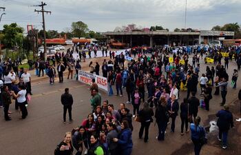 Más de mil docentes se movilizaron para exigir al Gobierno Central mejoras educativas y el cumplimiento de compromisos.