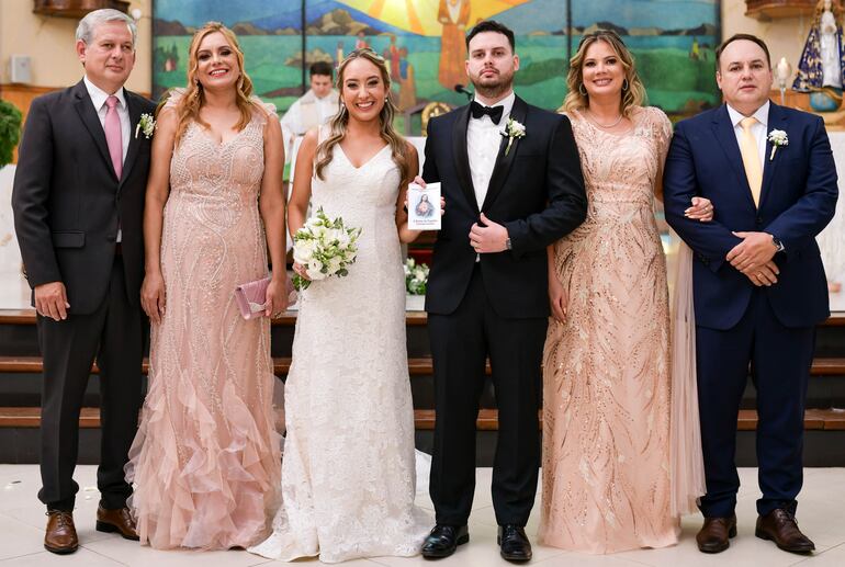 Los padrinos Carlos Traverzzi y Norma Godoy; Cinthia Téllez y Carlos Rivas.