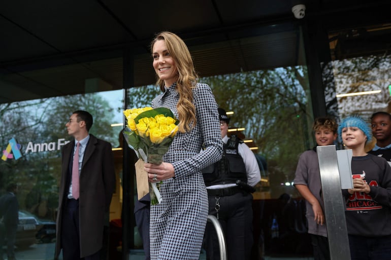 La princesa de Gales visitó muy elegante la organización benéfica de salud mental infantil Anna Freud en el norte de Londres. (Geoff PUGH / POOL / AFP)