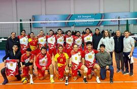 Elenco completo del Deportivo Colón, que se consagró campeón del torneo Apertura profesional.