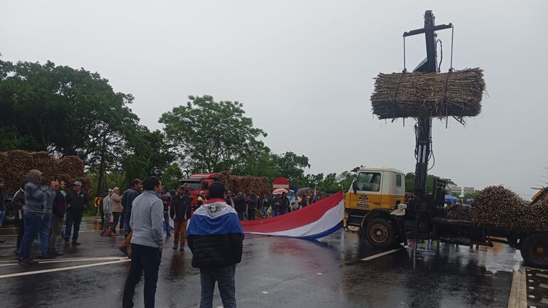 Los cañicultores permanecen en la lluvia sobre la Ruta Py 02.