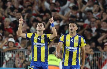 Rosario Central's Paraguayan forward #11 Sebastian Ferreira (L) celebrates next to teammate midfielder #27 Gaspar Duarte after scoring his team first goal during the Argentine Professional Football League 2025 Apertura Tournament football match between River Plate and Rosario Central at MAS Monumental stadium in Buenos Aires on March 29, 2025. (Photo by ALEJANDRO PAGNI / AFP)