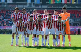 Los jugadores de la selección de Paraguay Sub 20 posan para la fotografía previa al partido frente a Venezuela por la fecha 2 del Grupo B del Fútbol masculino de los Juegos Odesur Santa Fe 2026 en el estadio Marcelo Bielsa, en Rosario, Argentina.