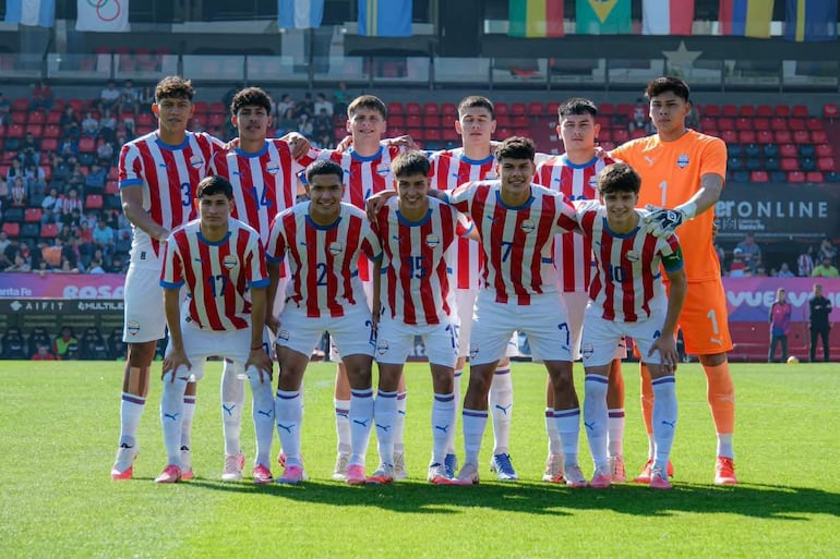 Los jugadores de la selección de Paraguay Sub 20 posan para la fotografía previa al partido frente a Venezuela por la fecha 2 del Grupo B del Fútbol masculino de los Juegos Odesur Santa Fe 2026 en el estadio Marcelo Bielsa, en Rosario, Argentina.