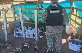Un oficial antidrogas observa los cilindros utilizados para generar la novedosa y valiosa mercancía.