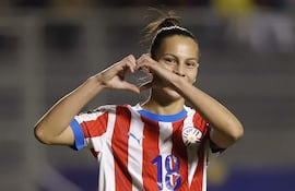 Claudia Martínez, futbolista de la selección de Paraguay, celebra un gol en un partido de la Copa América Femenina Ecuador 2025.