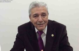 Camarista Angel Cohene, presidente de la Asociación de Magistrados Judiciales del Paraguay (AMJP), estudia con sus pares de otros gremios el proyecto de reforma de la Caja Fiscal.