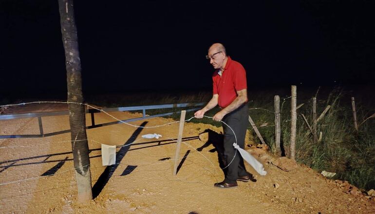 El comisario (SR) Blás Ramírez denunció que los camiones de la granja dañan los cercos de los vecinos.