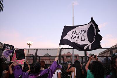 Mujeres participan en una manifestación en el marco del Día Internacional de la Mujer este sábado, en Buenos Aires (Argentina).