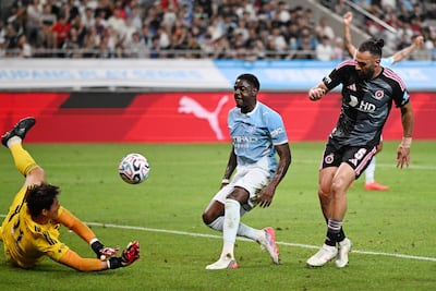 Divin Mubama anota su gol para el Manchester City contra las las estrellas de Corea del Sur.