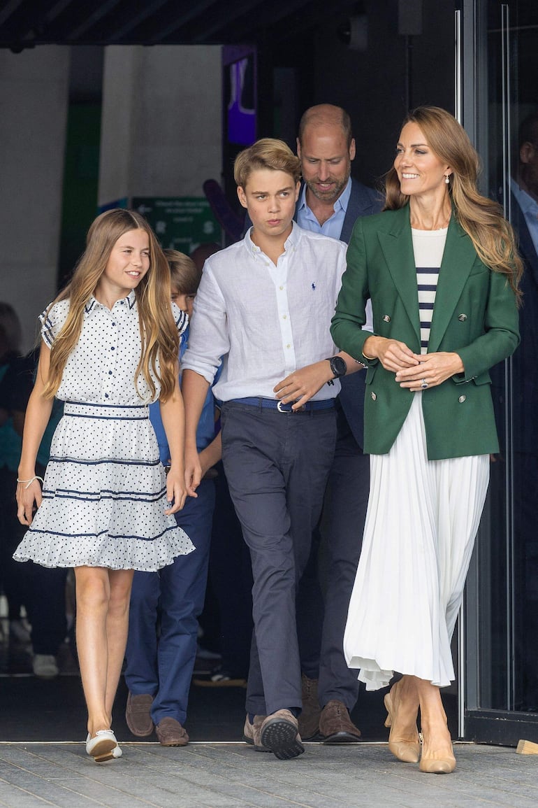 Los príncipes de Gales con sus tres hijos visitaron Escocia. (Michael McGurk / POOL / AFP)