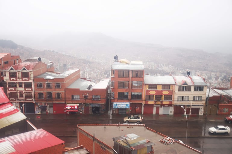 Fotografía que muestra construcciones cubiertas con nieve en El Alto (Bolivia). Las intensas nevadas que se registran en al menos seis regiones de Bolivia obligaron a suspender temporalmente y restringir los viajes por tierra en algunos tramos para evitar accidentes.