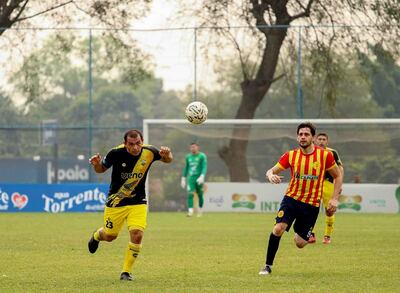 Duelo de experimentados, Juan Núñez juega de cabeza ante la presencia cercana de Luis Neri Caballero. (Foto: APF)