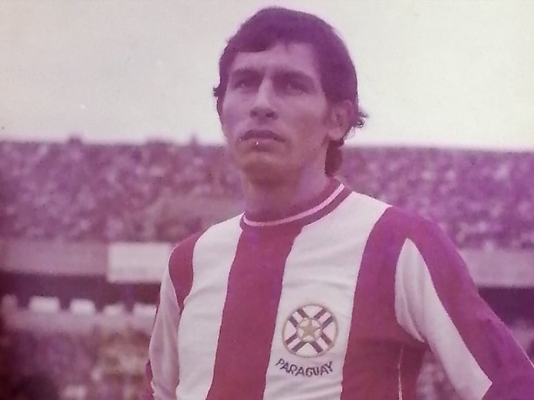 Jorge Insfrán con la camiseta de la selección paraguaya.