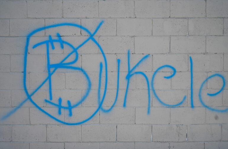Un grafiti en contra del Bitcoin en las calles de El Salvador. 