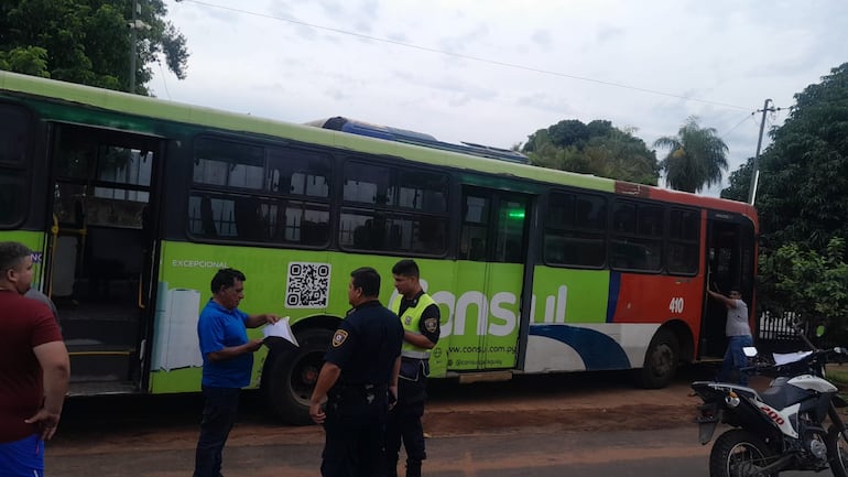 Unidad de la línea 133 que chocó contra una vivienda en Ñemby.