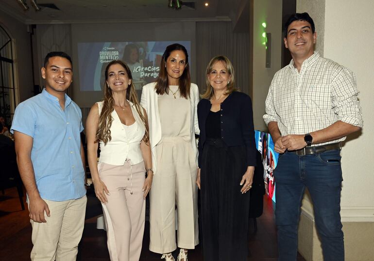 Dani Villagra, Male y Sol Caballero junto con María José Samaniego y Chiche Corte. 