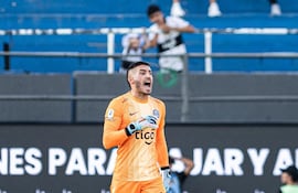 El portero uruguayo, nacionalizado paraguayo, Gastón Hernán Olveira Echeverría (32 años) durante el encuentro entre Olimpia y Recoleta FC. (Foto: @elClubOlimpia)
