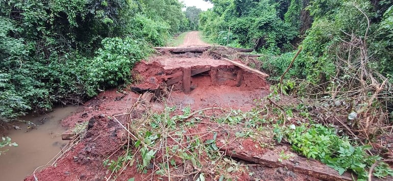 Tras el temporal, un puente fue arrastrado por la correntada en Acahay.