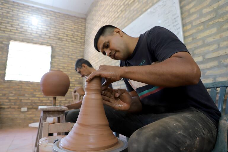 Patricio y Teodoro Olazar en plena faena artesanal.