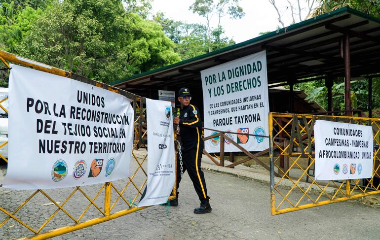 Un guardia de seguridad permanece en la entrada del Parque Nacional Natural Tayrona, en el municipio de Santa Marta, departamento de Magdalena, Colombia, el 20 de febrero de 2026.