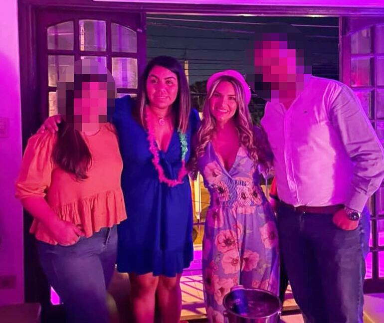 La diputada Johana Vega (der.) junto a su prima Gabriela Insfrán.