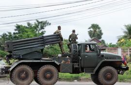 Soldados camboyanos viajan en un lanzacohetes múltiple autopropulsado en la provincia de Oddar Meanchey, al noroeste de Camboya.