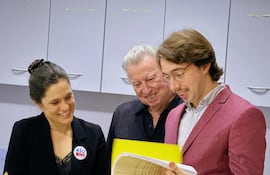 La ministra de la Secretaría Nacional de Cultura Adriana Ortiz, el maestro Luis Szarán e Ian Szarán observando los documentos que componen este archivo, cuando fue recibido el año pasado.