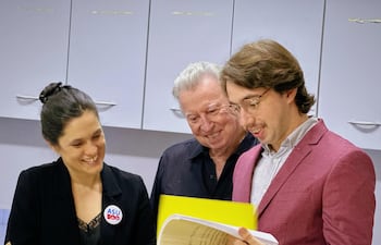 La ministra de la Secretaría Nacional de Cultura Adriana Ortiz, el maestro Luis Szarán e Ian Szarán observando los documentos que componen este archivo, cuando fue recibido el año pasado.