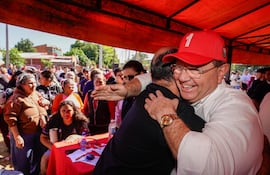 Camilo Pérez abraza a un poblador de Viñas Cue, donde llevó asistencialismo como atención médica, odontológica y asistencia a mascotas, entre otros. (Foto gentileza).