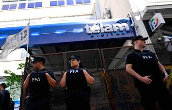 Miembros de la Policía Federal Argentina custodian la sede de la agencia estatal de noticias Telam en Buenos Aires el 4 de marzo de 2024. Las oficinas de Telam fueron cerradas y custodiadas por la policía el lunes después de que el presidente argentino Javier Milei anunciara el viernes pasado el cierre de la agencia de noticias.