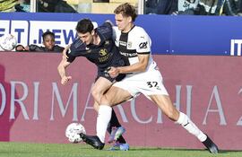 PARMA (Italy), 23/04/2025.- Parma's Mateo Pellegrino (R) and Juventus' Andrea Cambiaso in action during the Italian Serie A soccer match Parma Calcio vs Juventus FC at Ennio Tardini stadium in Parma, Italy, 23 April 2025. (Italia) EFE/EPA/ELISABETTA BARACCHI